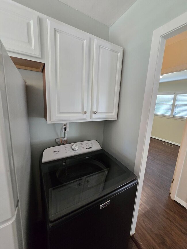 Building Photo - Newly remodeled 3 bed/1 bath home with a 1...