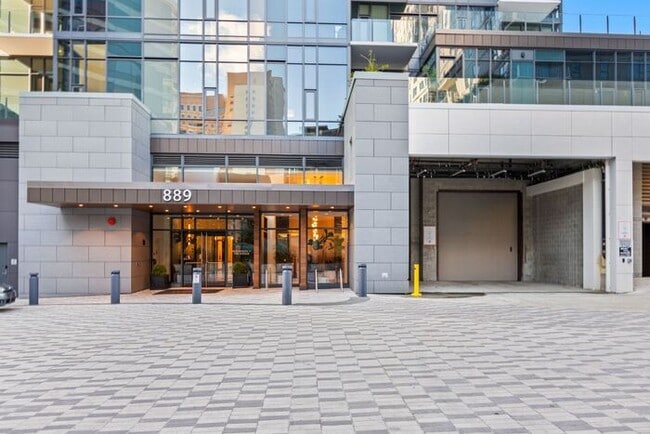 Building Photo - Luxury Executive Condo w/AC in the Heart o...