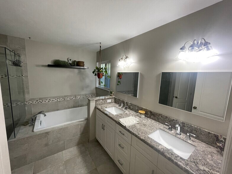 Building Photo - 6746 NW 37th Ter