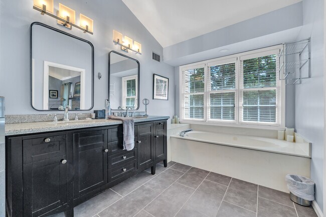 Building Photo - 586 Saint James Walk SE