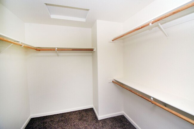 Building Photo - Caughlin Ranch Beauty Clean and Comfortable and Close to Shopping