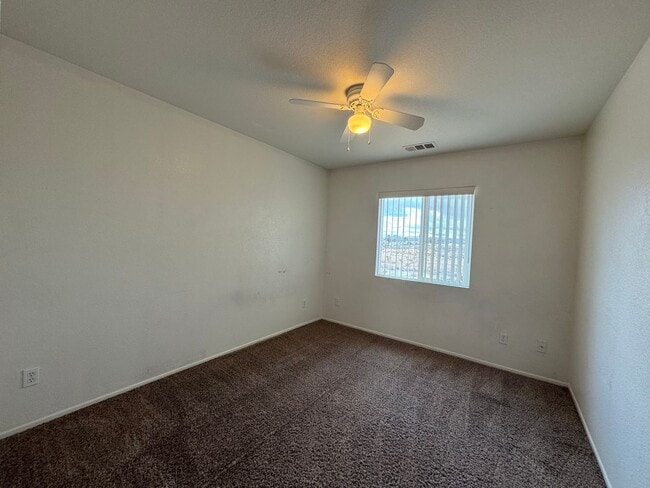 Building Photo - JUST REDUCED! Spacious 3 Bedroom Home in Victorville