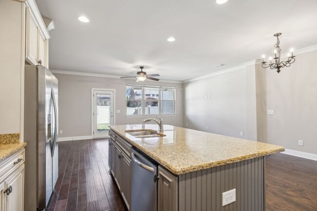 Building Photo - 3 BR/2.5 BA Luxury Townhome