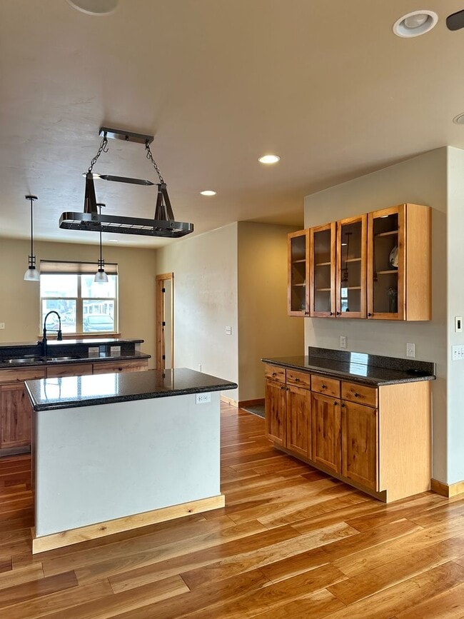 Building Photo - Large Beautiful Condo with Many Upgrades!!
