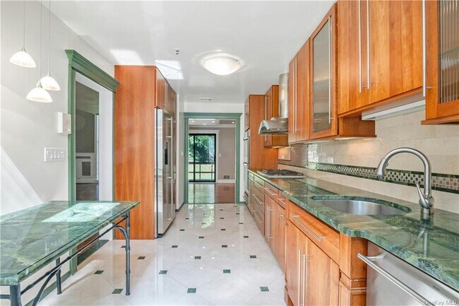 Building Photo - 126 Stone Oaks Dr