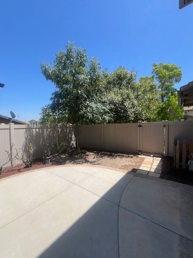 Building Photo - Beautifully Updated 5-Bedroom Home with Ci...
