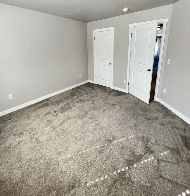 Building Photo - Beautiful 3 Bedroom Townhome in Bluffdale