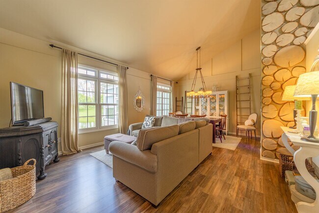 Building Photo - Fully Furnished Executive Condo