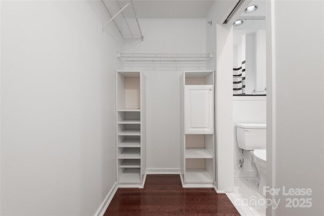 Building Photo - 2125 Southend Dr