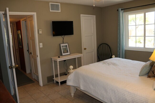 Building Photo - Two bedroom one bath fully furnished located in central Tucson!