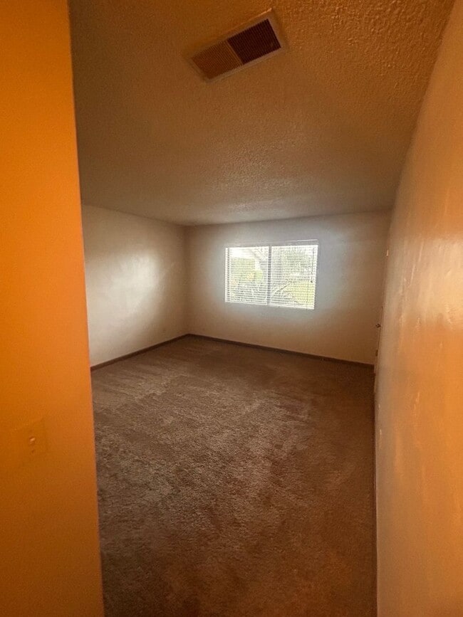 Building Photo - Cute home for rent in Visalia!