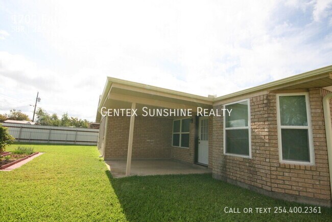 Building Photo - 1701 Fairway Dr