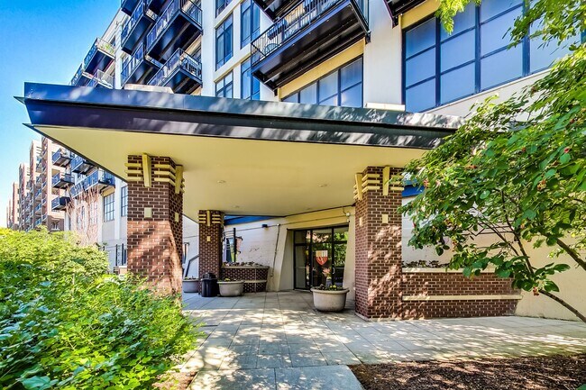 Building Photo - SW CORNER 2 BED / 2 BATH CONDO IN UNIVERSI...