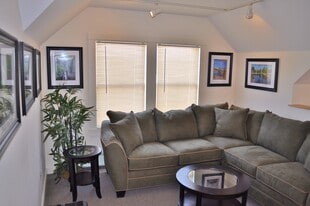 Building Photo - 203 Williams St