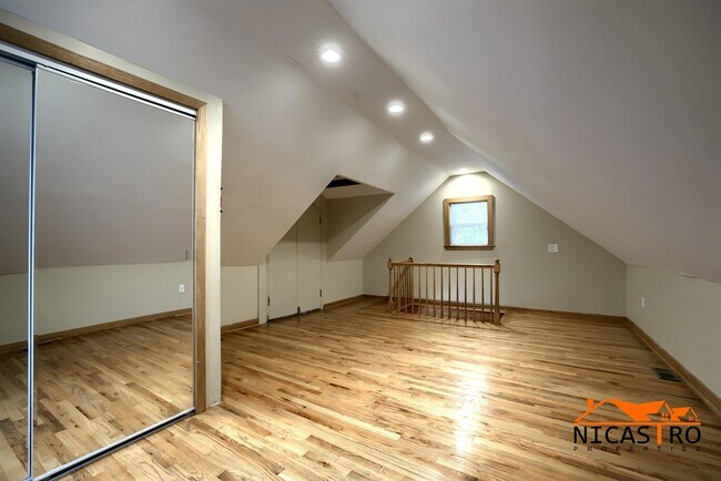 Building Photo - 226 E 16th Ave