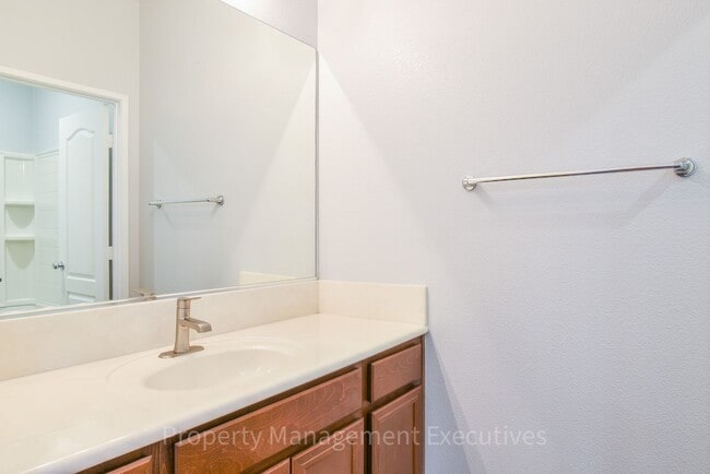 Building Photo - Beautiful 4 Bed, 3.5 Bath Townhouse
