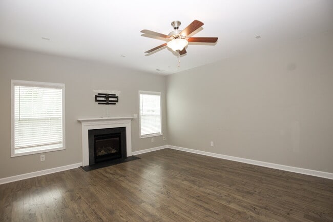 Building Photo - Spacious 3-Bed, 2.5-Bath Modern Home w/ 3-Car Garage in Highcroft – Close to Fort Bragg!