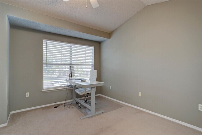 Building Photo - Beautiful 2bed/2bath/1car garage in Louisv...