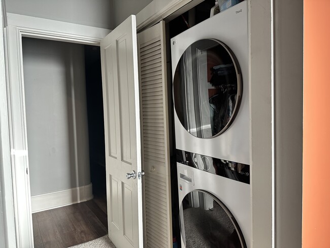 Washer dryer - 1633 Main St