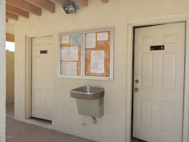 Building Photo - 1120 N Val Vista Dr