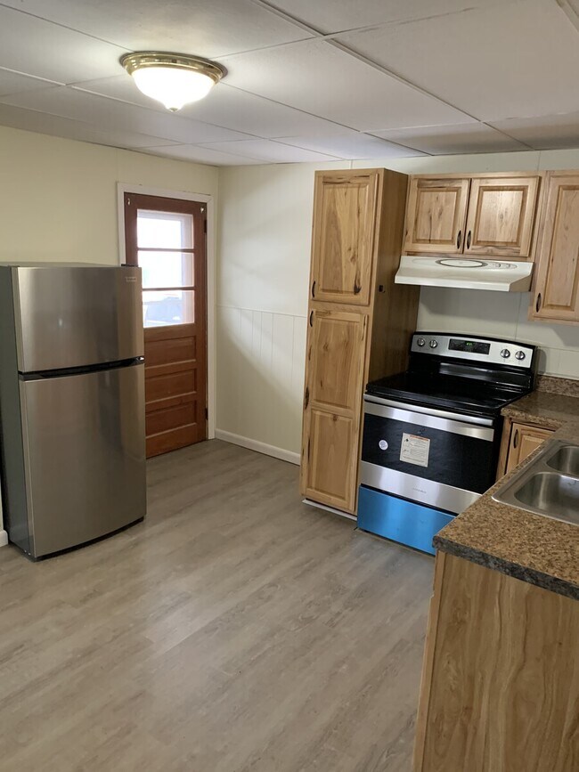 Building Photo - 145-147-147 Elm St