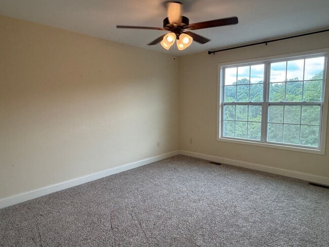 Building Photo - 704 Grays Pointe Ct