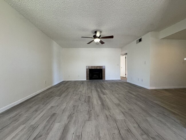Building Photo - 850 S River Dr