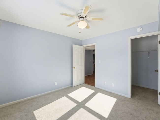 Building Photo - Perfectly situated in the highly sought-after Ponds of Centreville community!