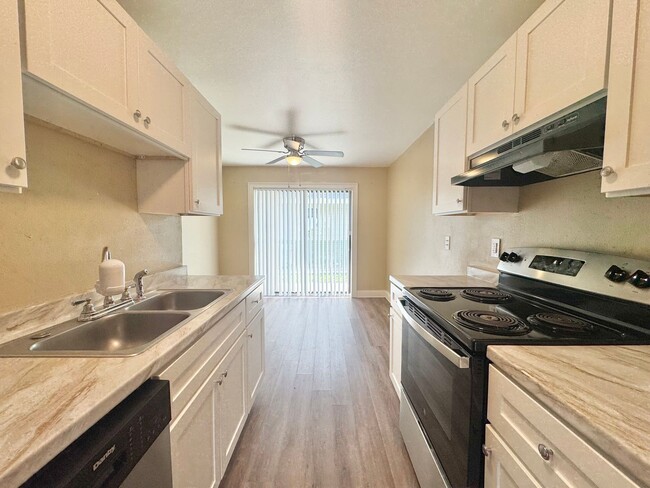 Building Photo - Apartment - Right off Cypress Gardens Blvd!