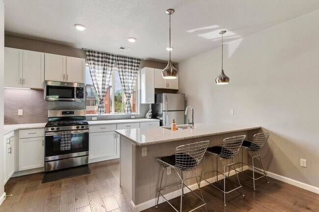 Building Photo - Luxury Townhouse, Minutes from Downtown