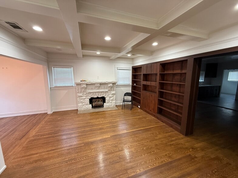 Building Photo - 1493 W 47th St