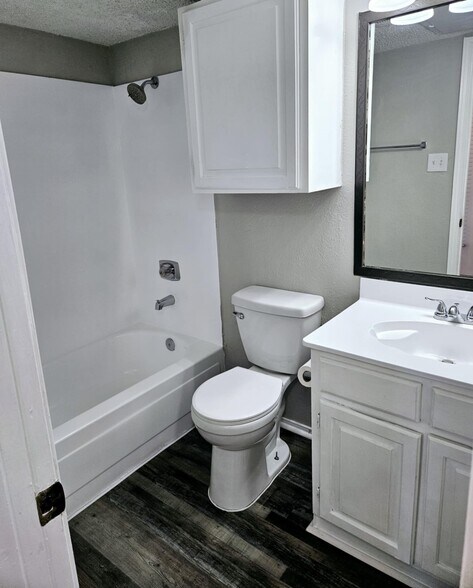 Building Photo - 3406 Country Club Dr W