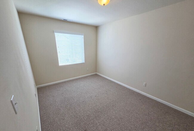 Building Photo - 5725 Karen Lynn Loop S