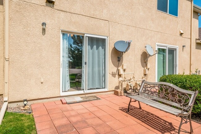 Building Photo - Relaxing townhome in Monument Villas