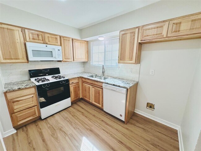 Building Photo - 1605 Somerset Dr