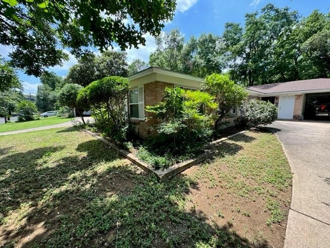 Building Photo - 1900 Fairlawn Ln