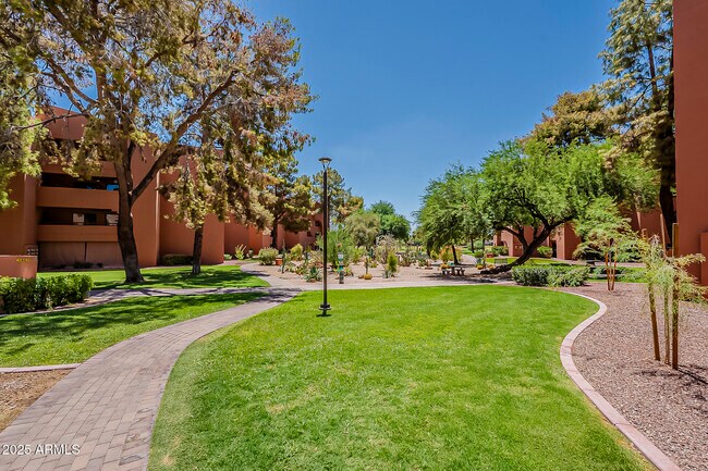 Building Photo - 4303 E Cactus Rd