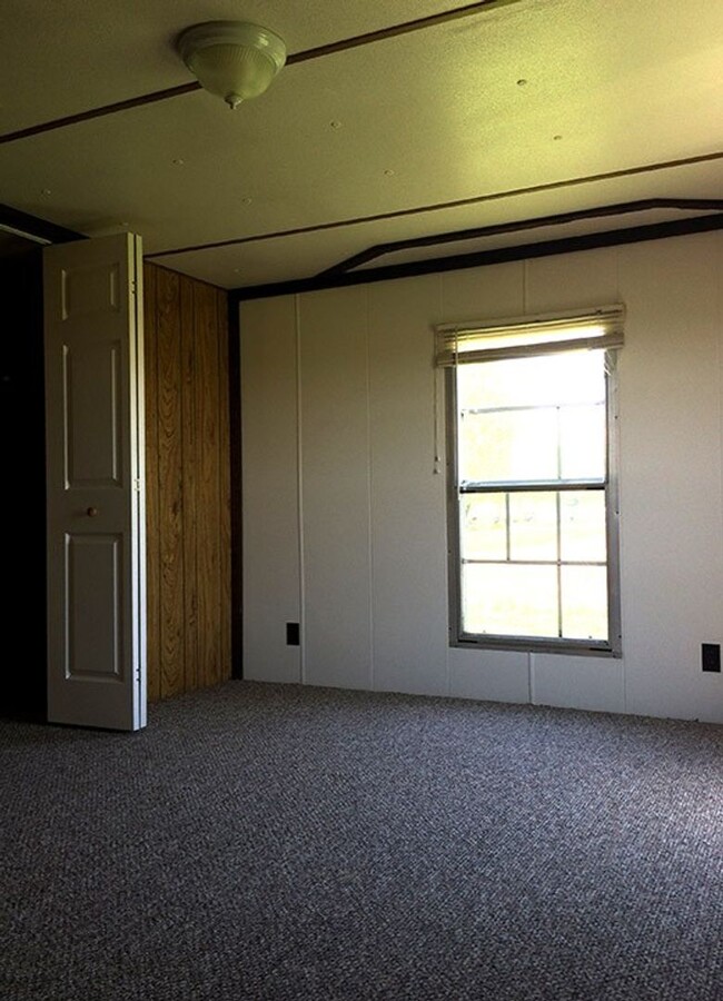 Building Photo - 2 Bed 2 Bath Mobile Home Sitting On 1 Acre