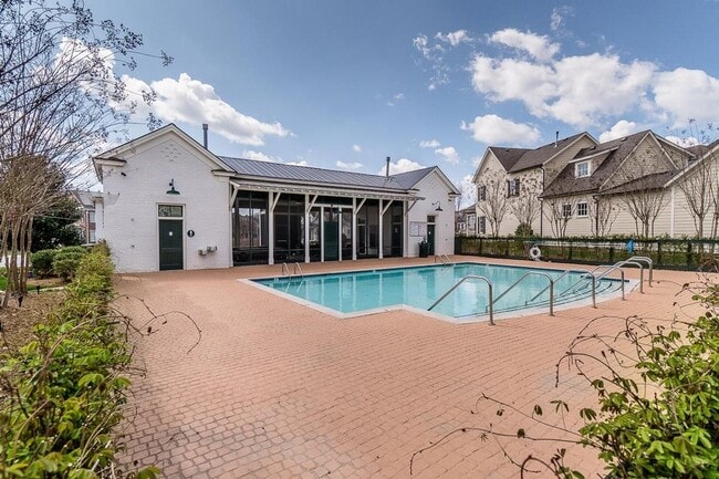 Building Photo - Charming Townhome in the Heart of Berry Fa...