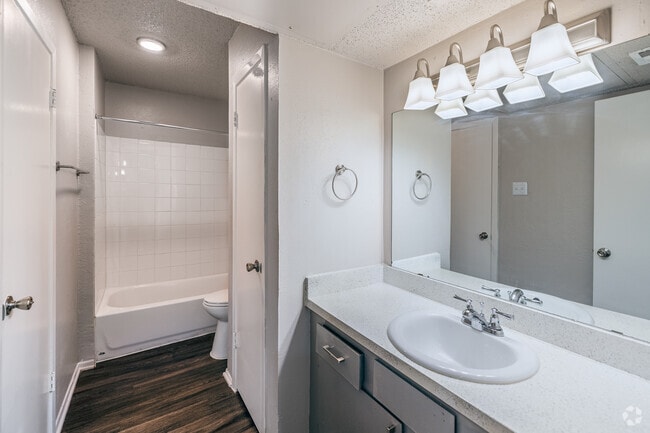 B3 2BR, 1BA - 830SF Bathroom - Shadow Ridge
