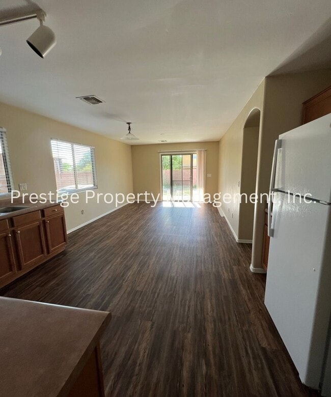 Building Photo - Don't Miss Out On This Southeast Gem!