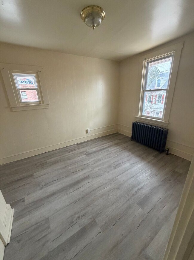 Building Photo - 121 Laurel St