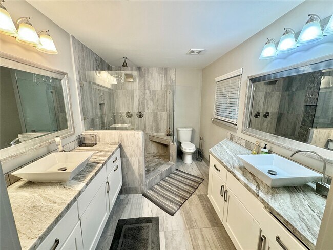 Building Photo - 9806 Cliffwood Dr