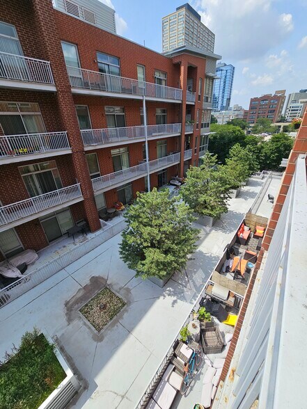 Building Photo - 2025 S Indiana Ave
