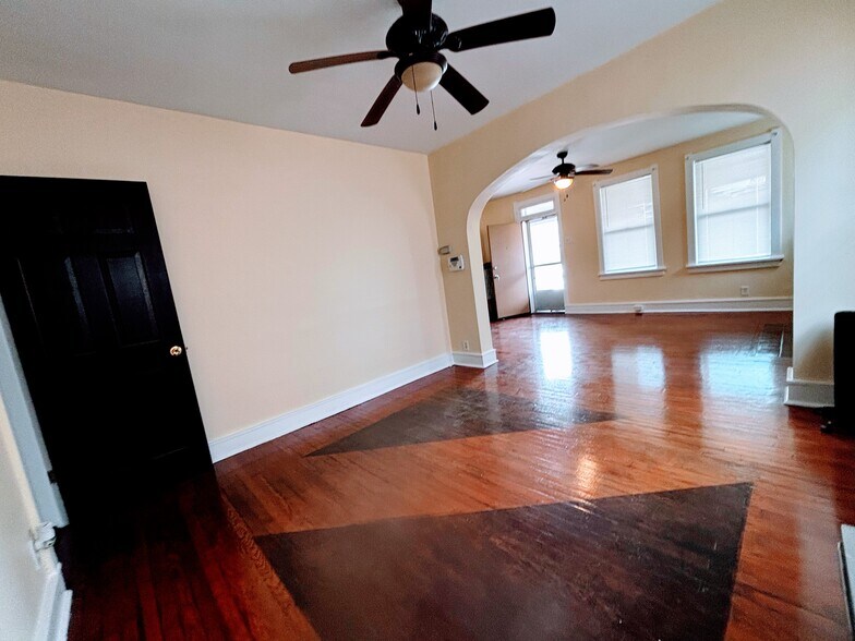 Building Photo - 4922 Winona Ave