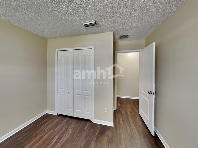 Building Photo - 1767 Saw Lake Dr