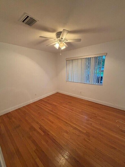 Building Photo - 117 SE 4th Ave