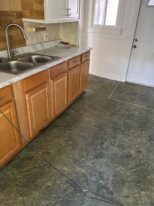 Building Photo - 4 bed 1 bath