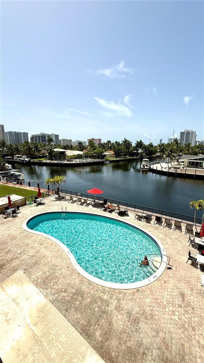Building Photo - 301 Golden Isles Dr