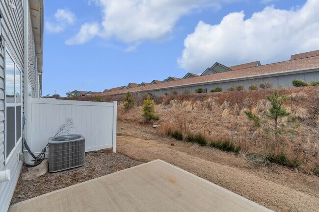 Building Photo - Beautiful 3 Bedroom / 2.5 Bath Townhome with Patio & Community Amenities $1,725/mo rent